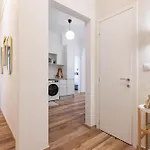 F & B Collection - Flat For 6 *
