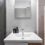 F & B Collection - Flat For 6 *