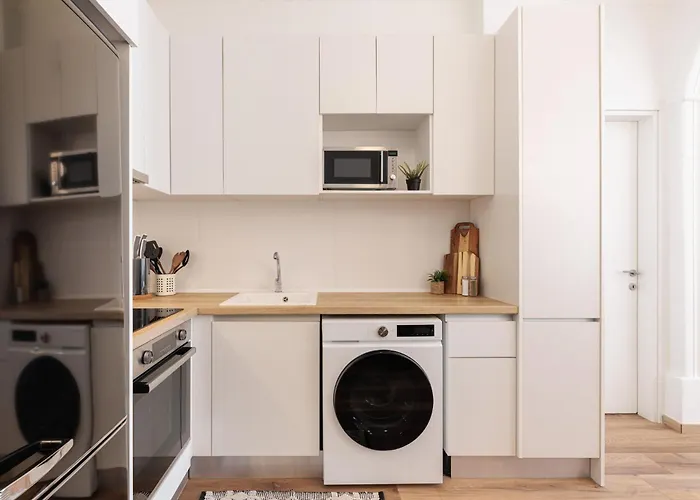 F & B Collection - Flat For 6 *