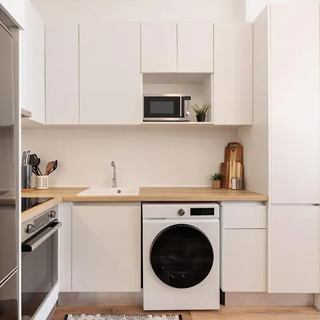 F & B Collection - Flat For 6 *