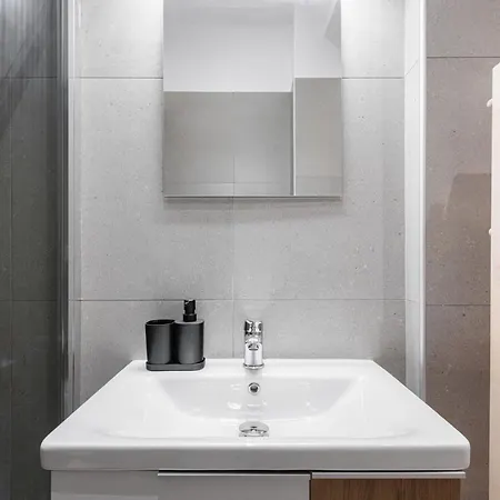 F & B Collection - Flat For 6 *